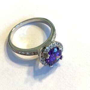 Stunning Cocktail Ring Silvertone 8.5 faceted purple synthetic solitaire stone